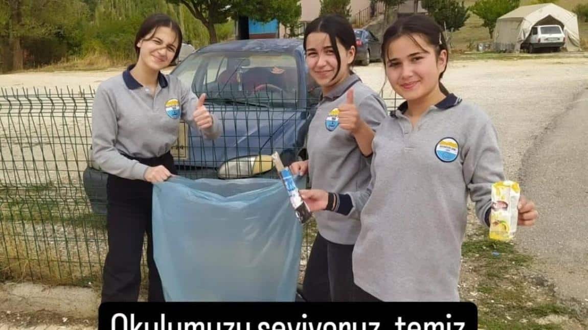 OKULUMUZU TEMİZ TUTUYORUZ